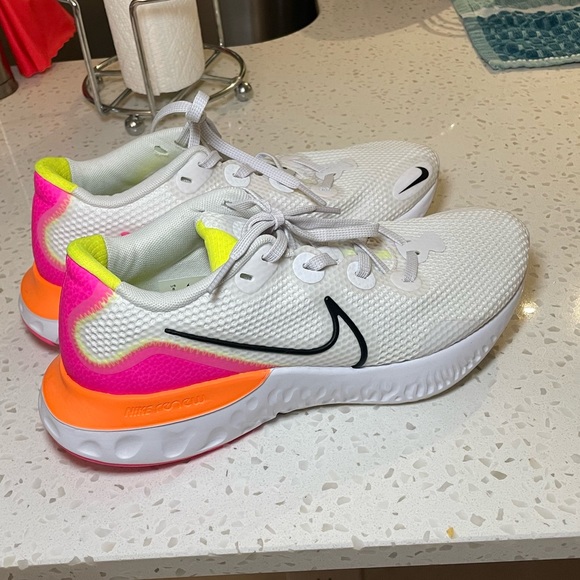 nike renew neon
